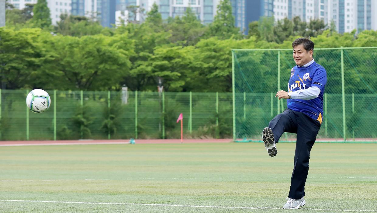 대학축구 U리그 시축하는 이인재 인천대 총장 대표이미지
