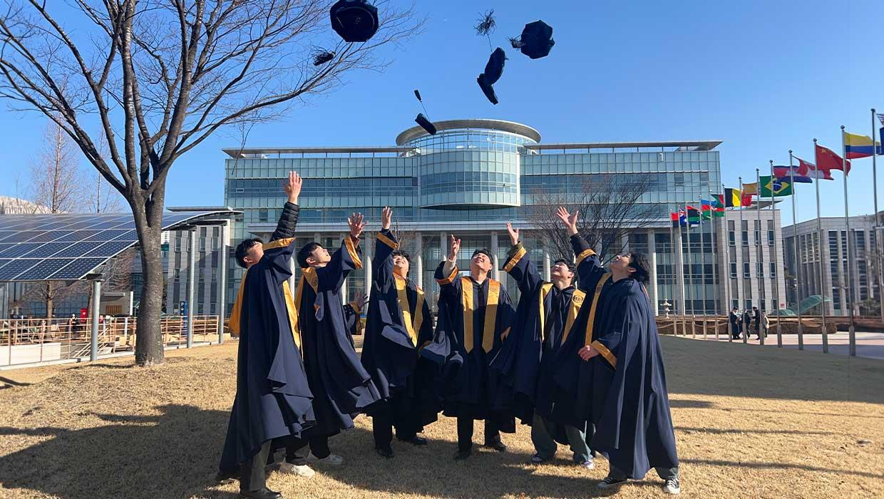 Incheon National University held a degree ceremony 대표이미지
